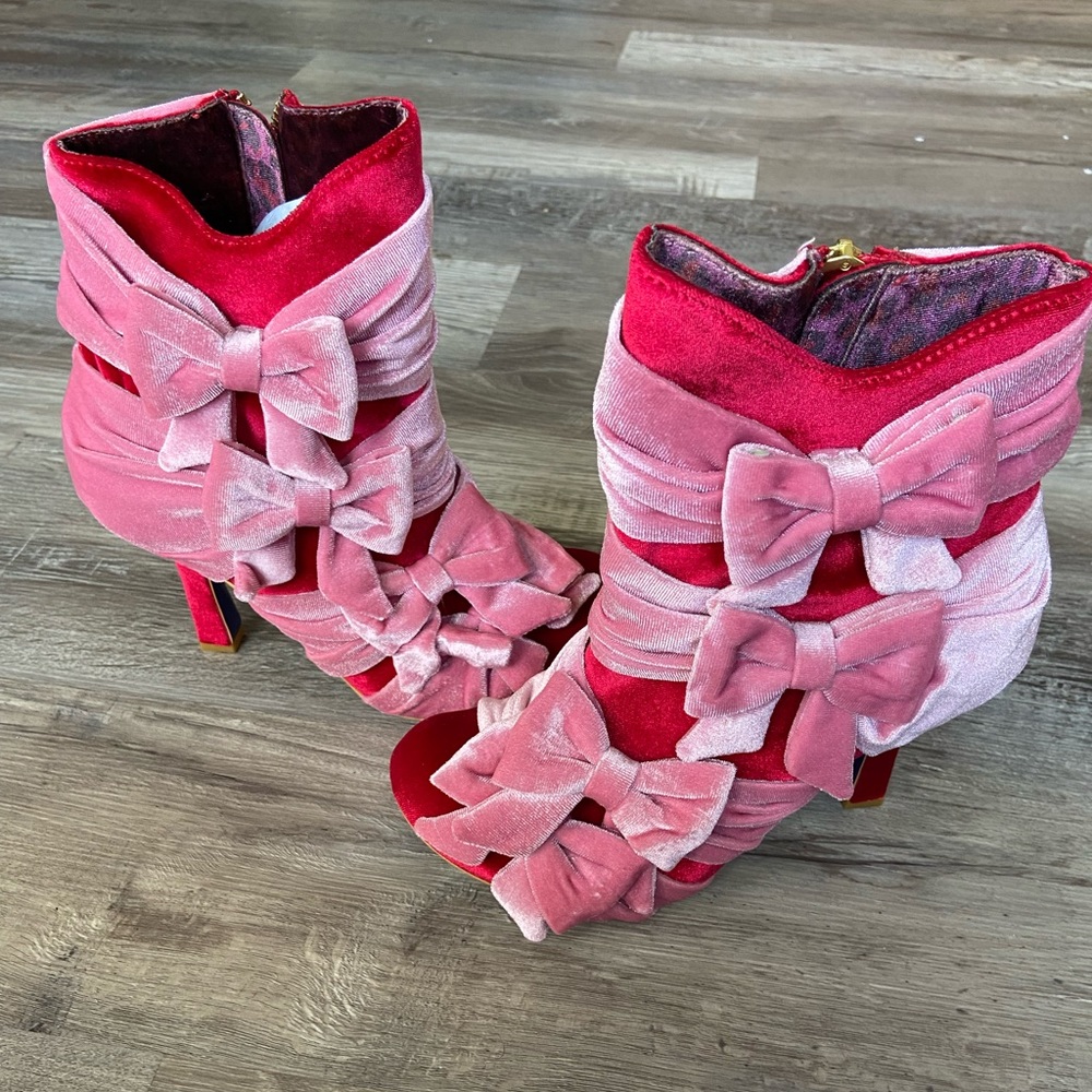 Bow boots irregular choice